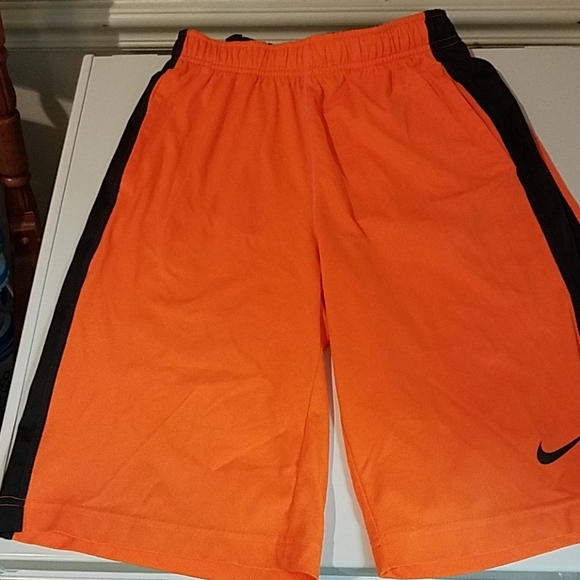NWT Nike Boy/'s Red//Black Dri-Fit Training Shorts SIZE L